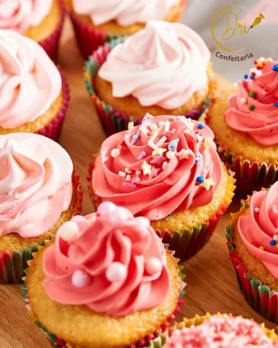 Cupcakes rosa com acabamento delicado